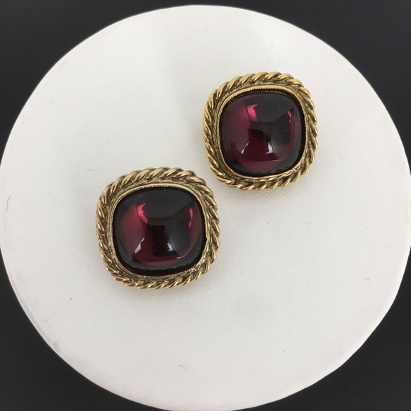 Vintage Plum Purple Glass Cabochon Clip Earrings Gold Estate Costume Jewelry - Picture 2 of 7